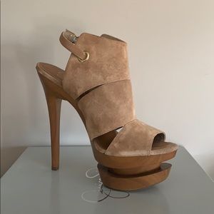 Jessica Simpson Camel Pump